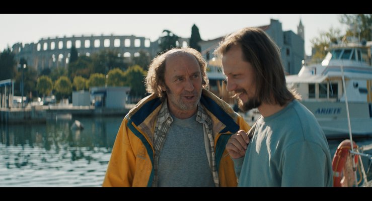 Očetova strast do morja in daljnih krajev je na drugi strani sejala razočaranje, osamljene, hrepeneče žene in zapostavljenega sina. V filmu Igorja Šterka igra Jernej Gašperin, v ekscentričnega morjeplovca Jureta Šterka v filmu vživi Janez Škof. Foto Arhiv A.A.C. Productions