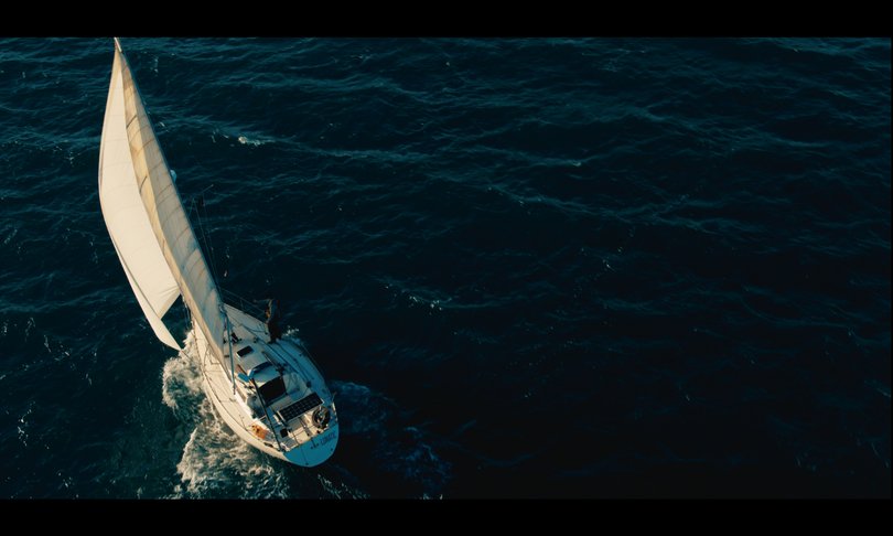 Film o nenavadni triglavi družini izpod Triglava, v kateri protagonisti podpirajo vsak svoj vogal hiše, jadrnica pa nosi četrtega. Foto Arhiv A.A.C. Productions