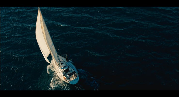 Film o nenavadni triglavi družini izpod Triglava, v kateri protagonisti podpirajo vsak svoj vogal hiše, jadrnica pa nosi četrtega. Foto Arhiv A.A.C. Productions