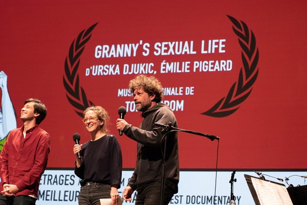 Režiserka filma Babičino seksualno življenje Urška Djukić in skladatelj glasbe Tomaž Grom ob prevzemu nagrade na mednarodnem festivalu kratkega filma Go Short - Foto: Samya Papasoff