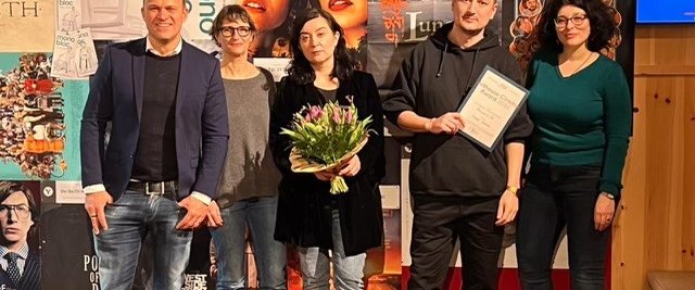 Filmska ekipa ob sprejetju nagrade (drugi iz desne proti levi je režiser Michael Borodin) - Foto: osebni arhiv filmske ekipe