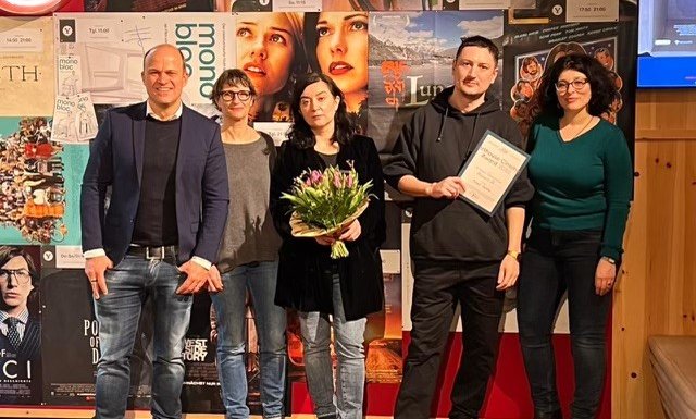 Filmska ekipa ob sprejetju nagrade (drugi iz desne proti levi je režiser Michael Borodin) - Foto: osebni arhiv filmske ekipe