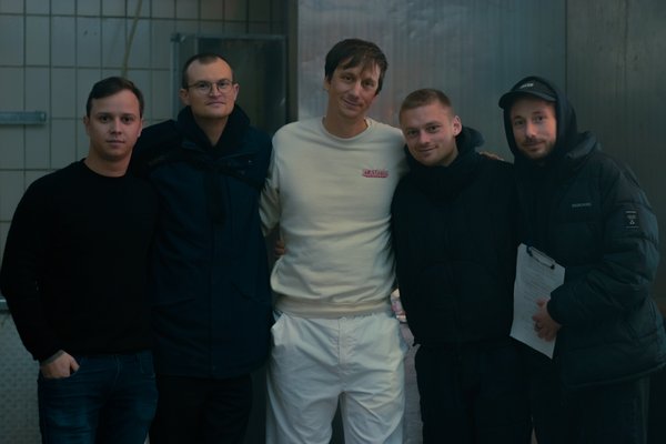 Producent Leon Döhner, direktor fotografije Nico Schrenk, igralca Jurij Drevenšek, Jonas Smulders in režiser Simon Schneckenburger - Foto: Torben Hensen