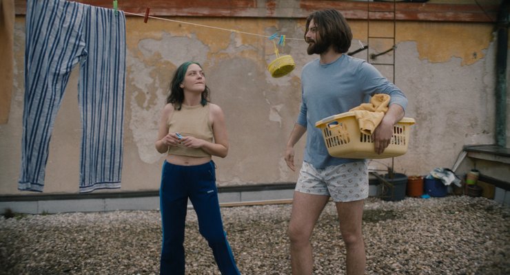 Tamara Avguštin in Domen Novak v filmu Kako sem se naučila obešati perilo. Foto Arhiv Filmservis
