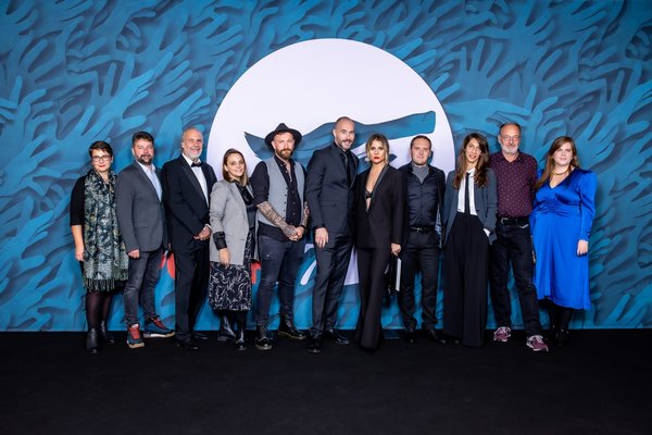Producent slovenske manjšinske koprodukcije Živi in zdravi Jožko Rutar (drugi z desne) s filmsko ekipo na festivalu Poff. Foto Arhiv Poffa