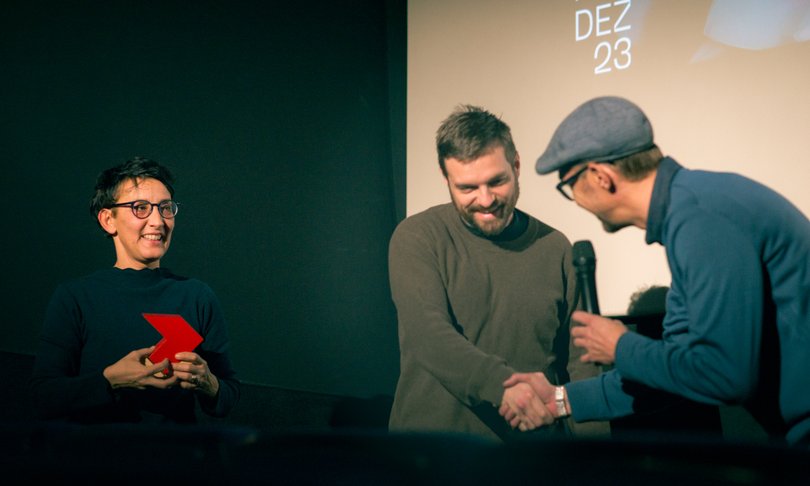 Dominik Mencej prejema nagrado iz rok direktorja festivala K3 Fritza Hocha. Foto Arhiv festivala K3