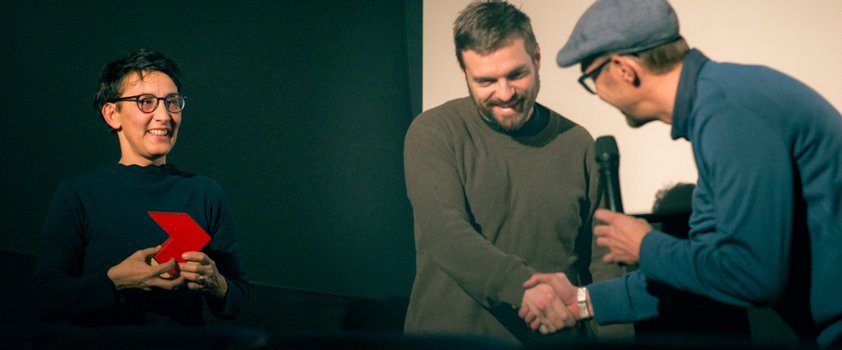 Dominik Mencej prejema nagrado iz rok direktorja festivala K3 Fritza Hocha. Foto Arhiv festivala K3