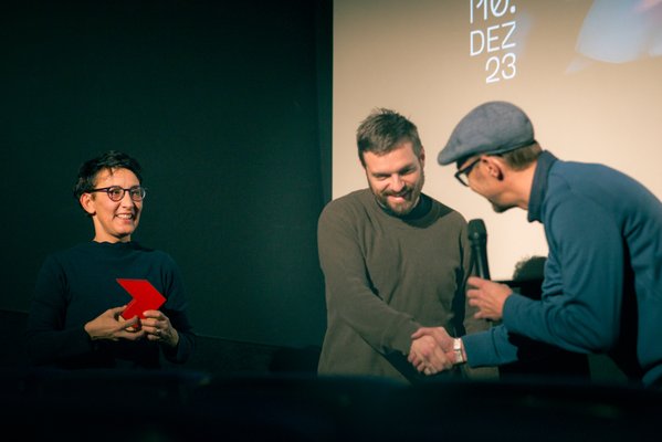 Dominik Mencej prejema nagrado iz rok direktorja festivala K3 Fritza Hocha. Foto Arhiv festivala K3