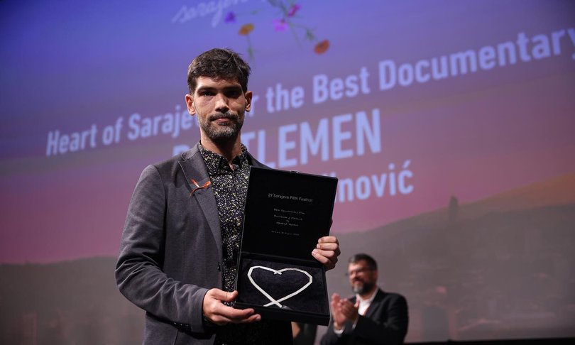 Režiser Nemanja Vojinović z nagrado srce Sarajeva za film Stekleničarji. Foto Arhiv SFF