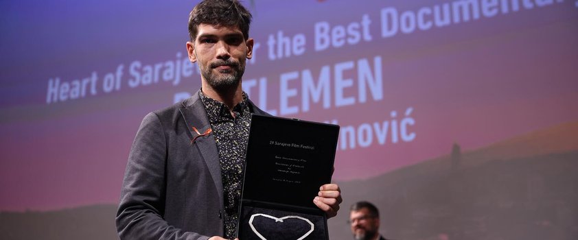 Režiser Nemanja Vojinović z nagrado srce Sarajeva za film Stekleničarji. Foto Arhiv SFF