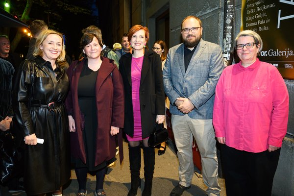 Nataša Bučar (direktorica Slovenskega filmskega centra), Iza Strehar (scenaristka), dr. Asta Vrečko (ministrica za kulturo RS), Žiga Virc (režiser) in Metka Dariš (direktorica Kinodvora) - Foto: Katja Goljat