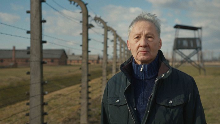 Prizor iz filma Zajeti v izviru – Slovenski otroci Lebensborna: Ivan Acman, otrok Lebensborna, v Auschwitzu, kjer je umrla njegova mama. Foto Arhiv Bela film